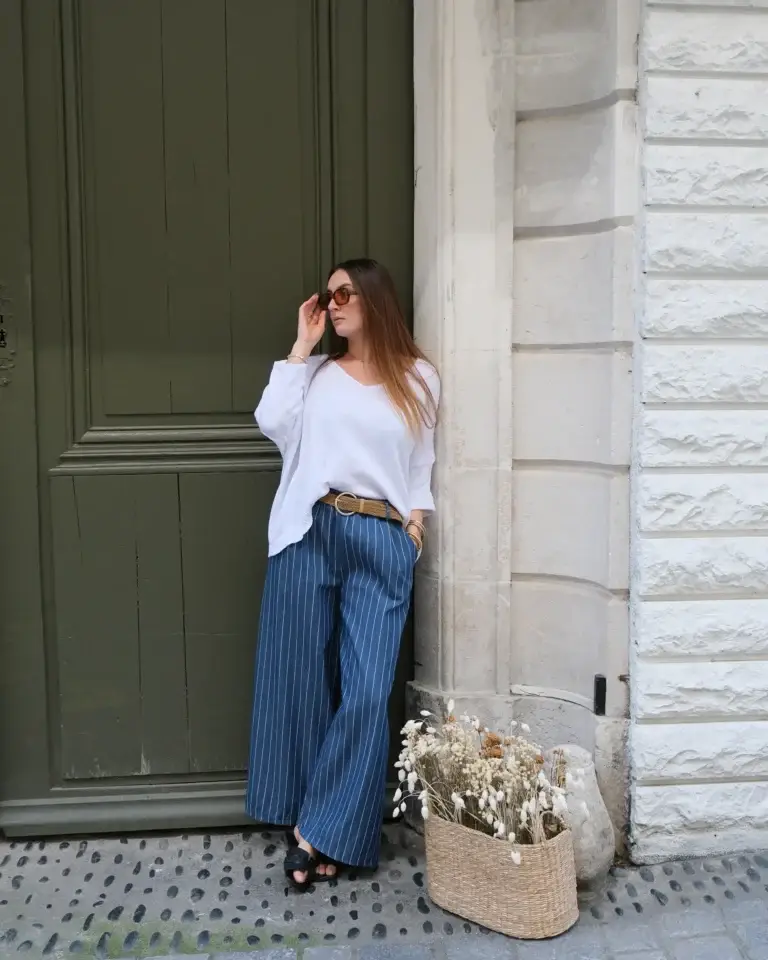 Pull Andrea en maille disponible en blanc ou taupe, porté par Clémence