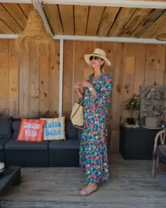 Robe longue Beryl Banditas bleu foncé à fleurs multicolores portée par Lucie avec col V