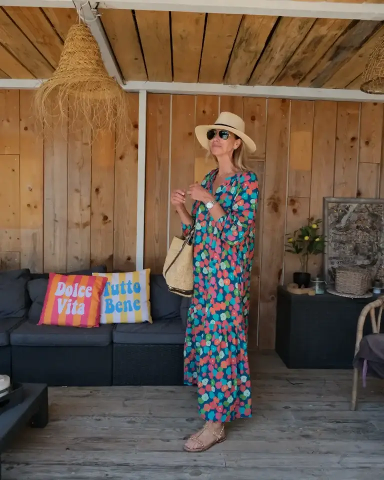 Robe longue Beryl Banditas bleu foncé à fleurs multicolores portée par Lucie avec col V