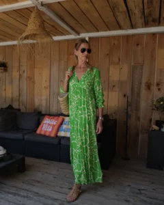 Robe longue Bérangère Banditas verte fleurie avec manches longues portée par Lucie