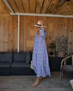 Robe longue Blue Banditas bleue à motifs blancs avec col V portée par Lucie