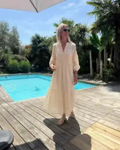 Robe longue Bonnie Banditas écru avec motifs ajourés et col V portée par Lucie