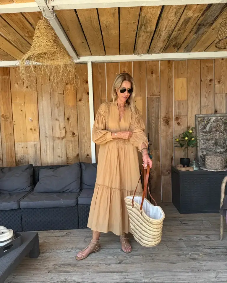 Robe longue Biarritz Banditas camel avec broderies à l'encolure et manches amples portée par Lucie