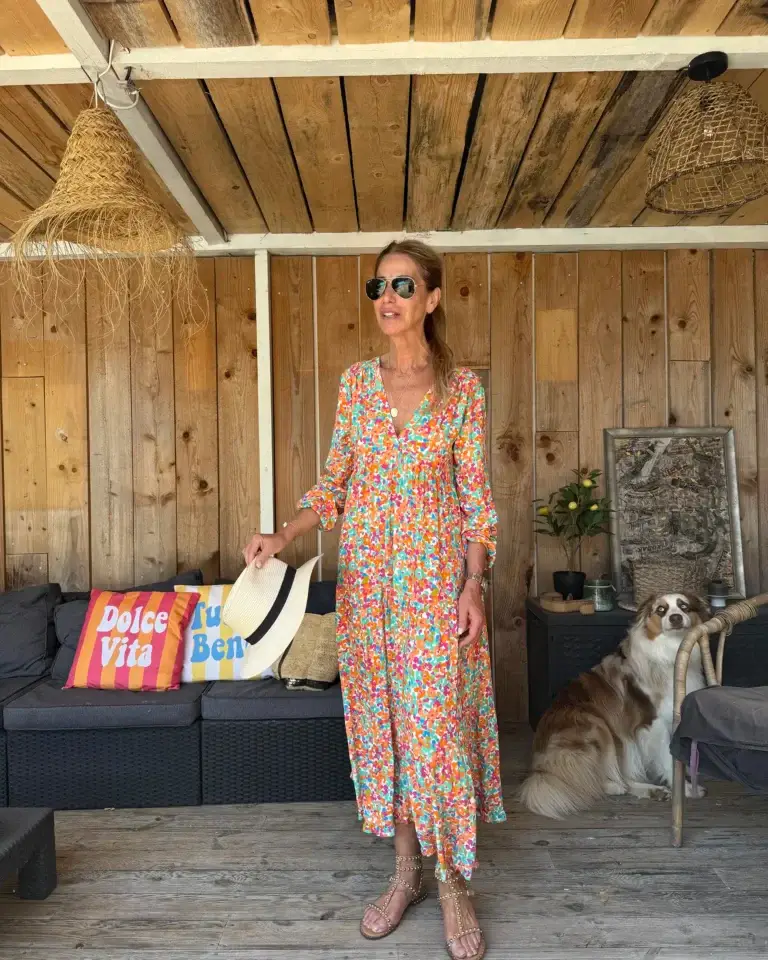 Robe longue Bettina Banditas à imprimé fleuri rose multicolore portée par Lucie