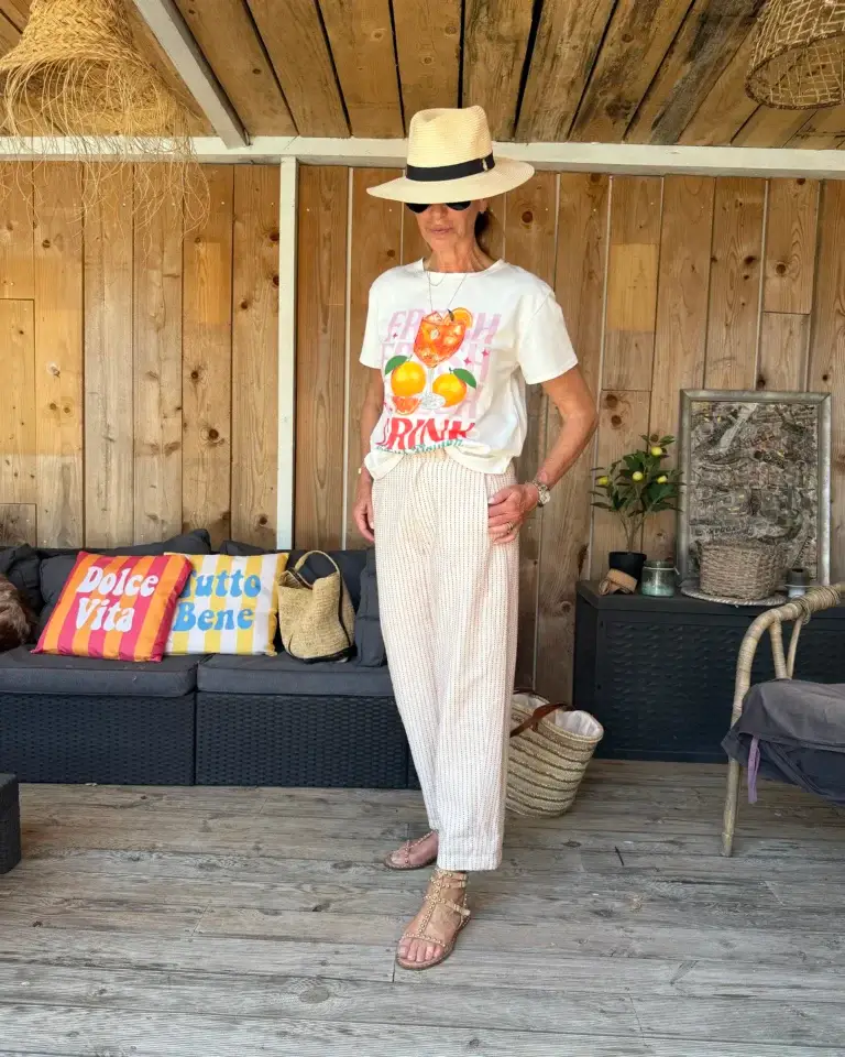 Pantalon Billie Banditas écru à lignes rouges porté par Lucie avec coupe fluide