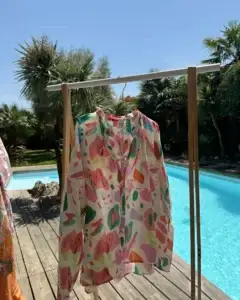 Chemise oversize Barcelone Banditas blanche à motifs colorés portée par Lucie